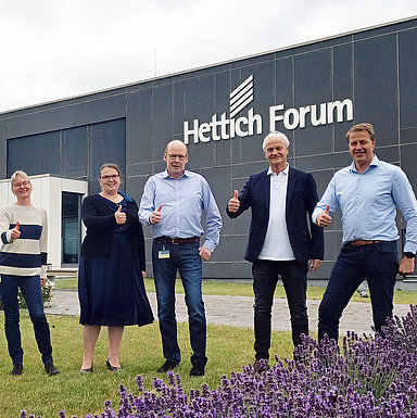 Personen vor dem Gebäude Hettich Forum in Kirchlengern