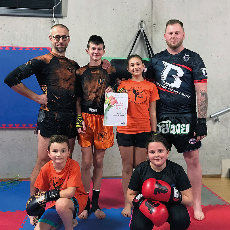 Hettich colleague Martin Ondráèek from the Czech Republic is involved as a volunteer coach with the  Nové Město na Moravě / Žďár nad Sázavou Fight Club organisation. This is where children, teenagers and adults learn martial arts and combat sports, with the focus here being on Muay Thai and kickboxing. The donation will be used for buying new sports equipment to improve training conditions for children. Photo: Hettich