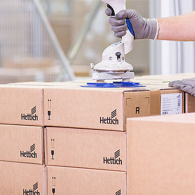 Verpackungskartons in der Logistikhalle von Hettich