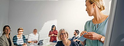 Mitarbeiterinnen und Mitarbeiter von Hettich in einem Besprechungsraum